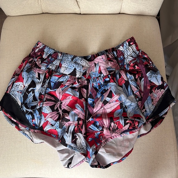 lululemon athletica Pants - Lululemon hotty hot shorts 2.5”
